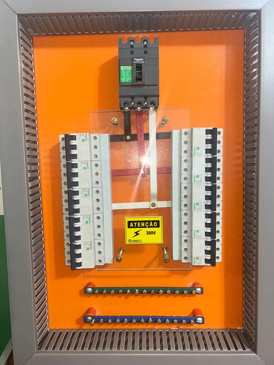 Manutenção elétrica — quadro de distribuição WF Engenharia